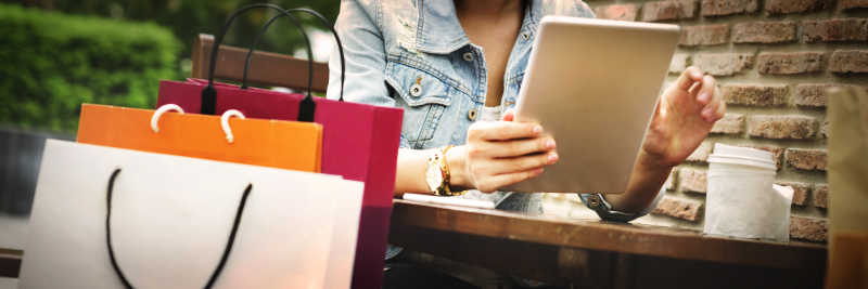 购物满载而归的美女在休息