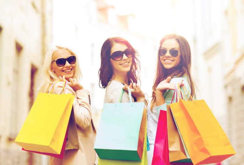 购物满载而归的美女在休息