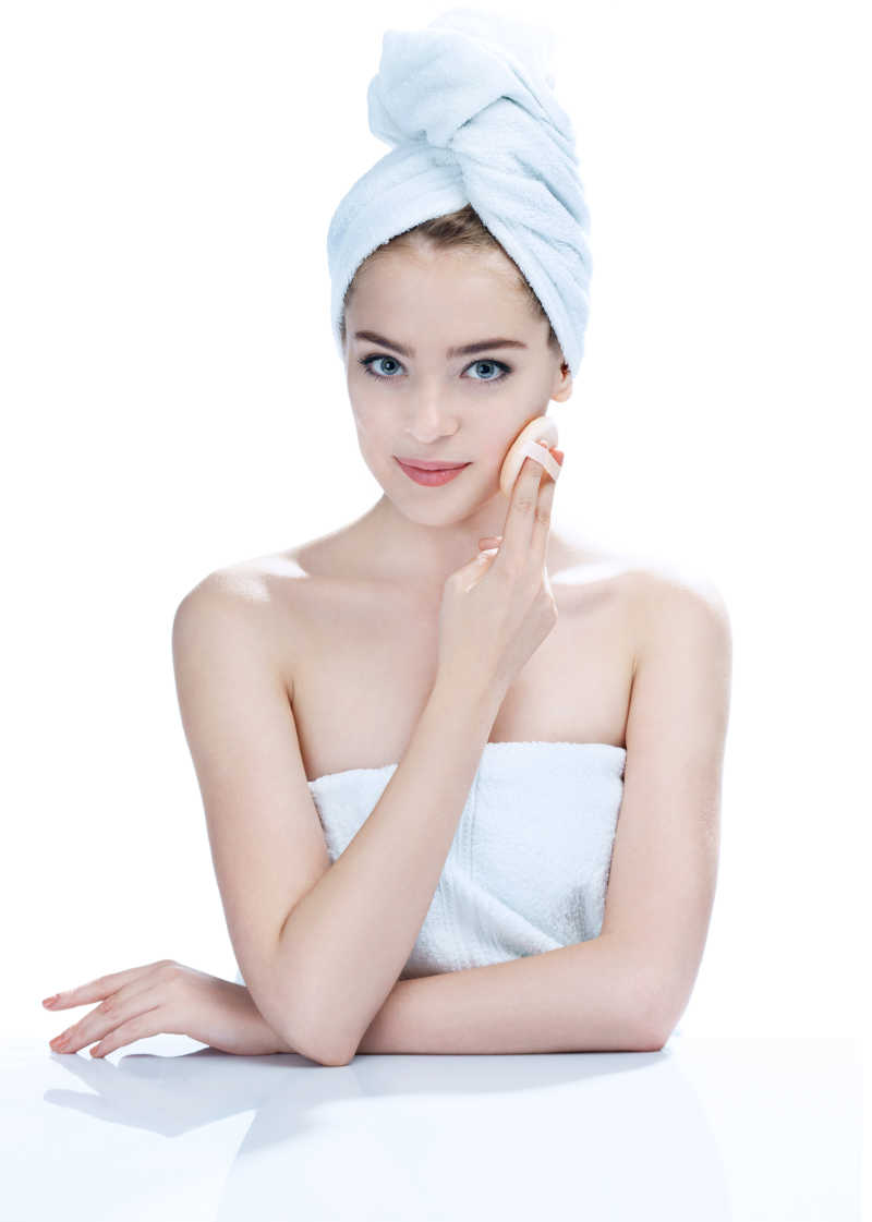 毛巾包裹着头发的美女护理面部皮肤