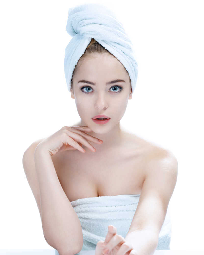 毛巾包裹着头发的性感美女