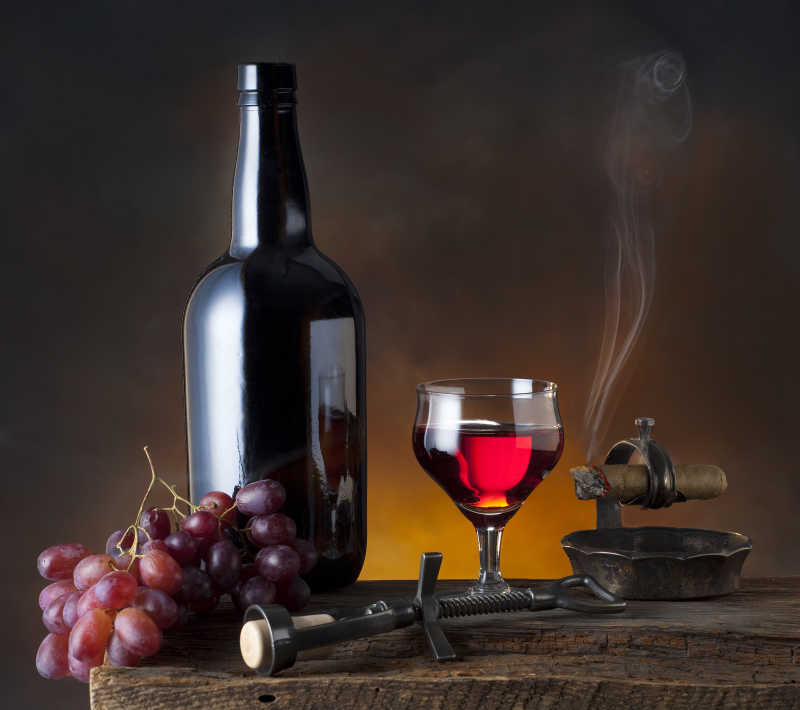 餐桌上的雪茄和红酒