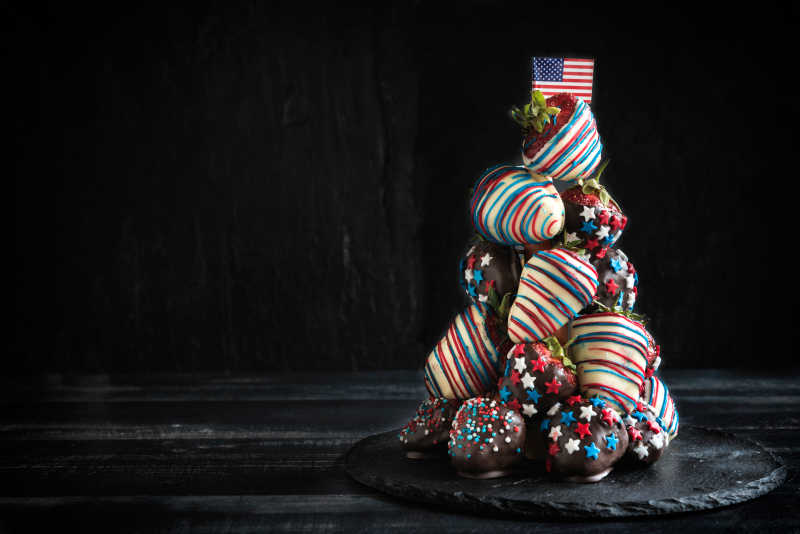 堆成塔的草莓巧克力