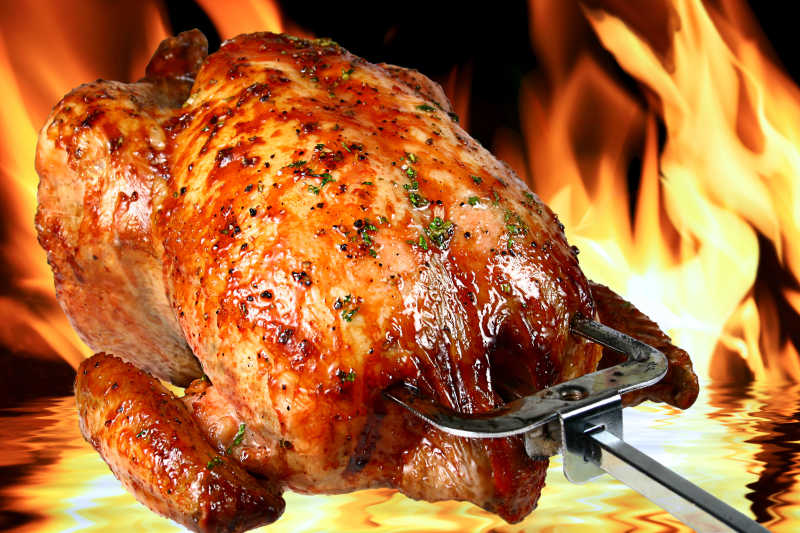 火焰背景中的烤鸭