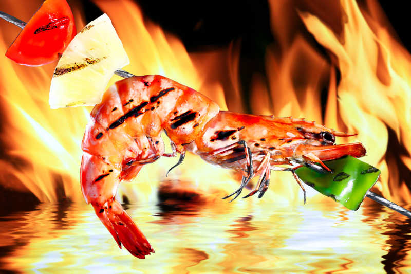 火焰背景中的烤虾