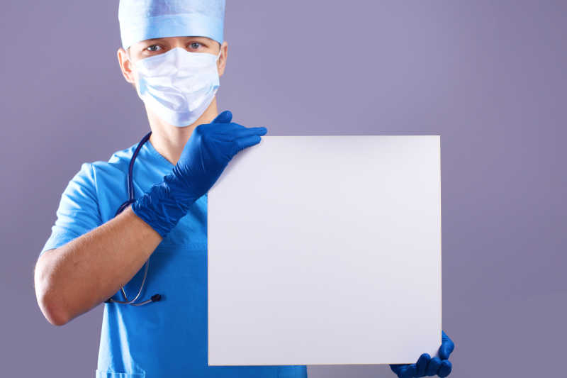 手拿空白标牌的外科医生
