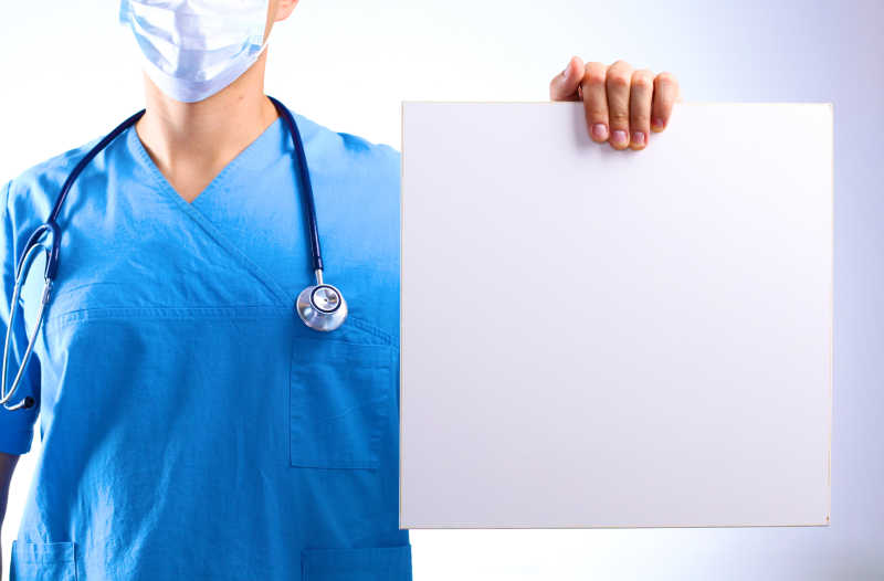 外科医生手中空白标牌