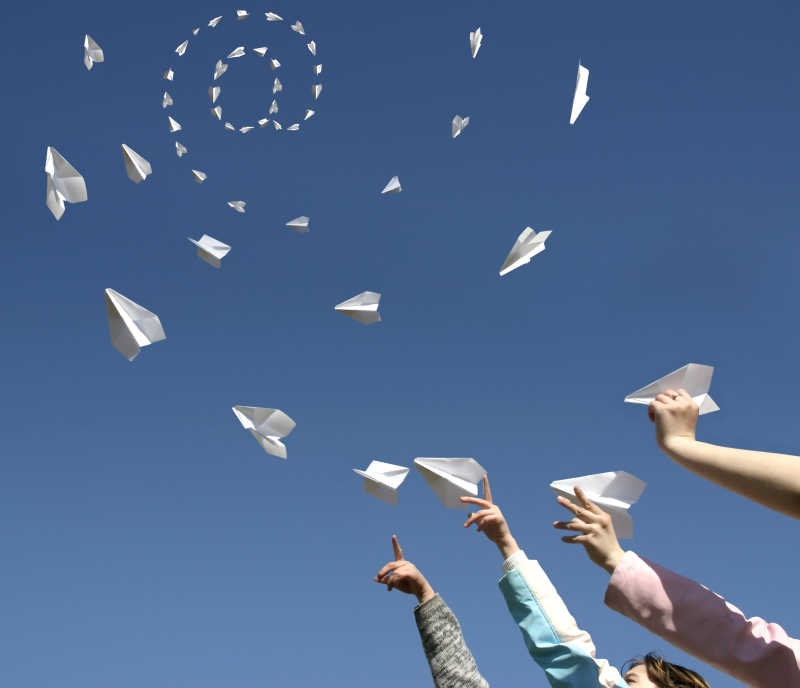 纸飞机飞成了电子邮件符号