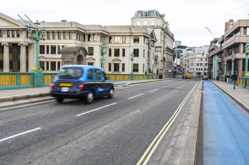  在桥上行驶的黑色出租车