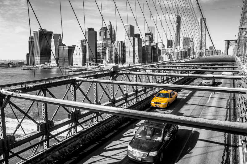穿越布鲁克林大桥的黄色出租车