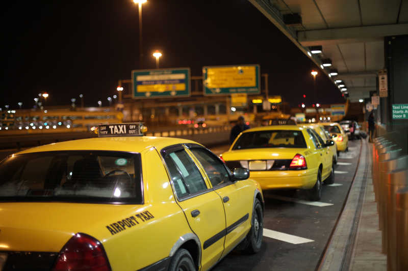 夜晚机场排队接客的出租车