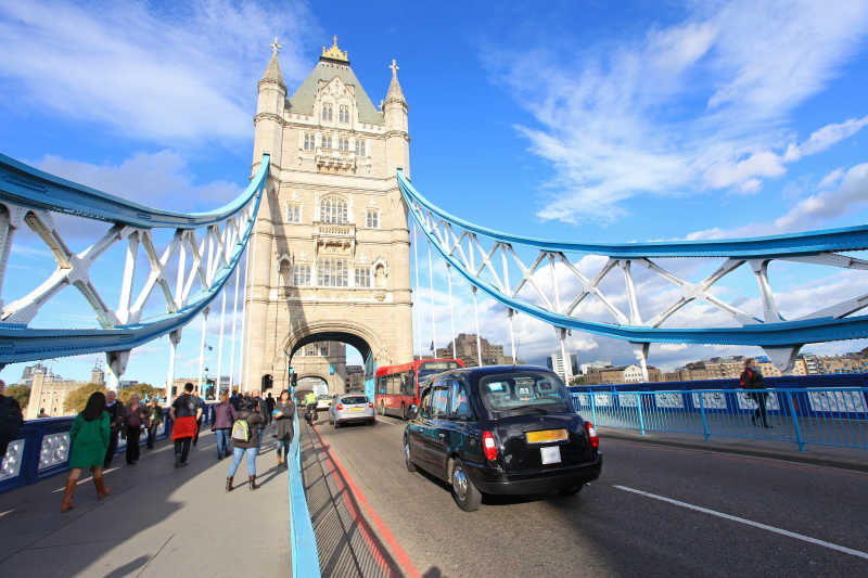 伦敦桥上的黑色出租车