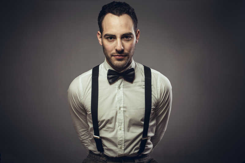 打领结的穿西装的男人