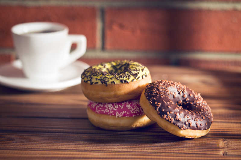 墙面木桌上的各种甜甜圈