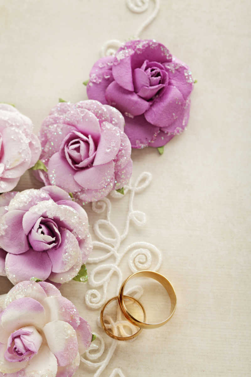 漂亮请柬旁的结婚戒指