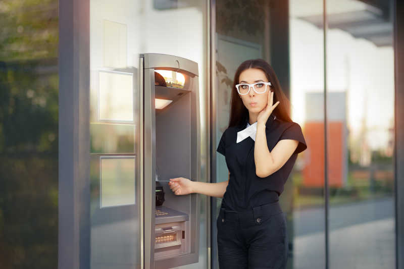 取款机前戴眼镜的女人