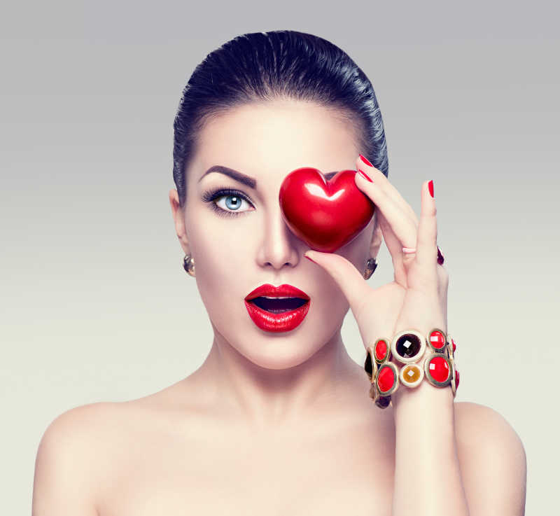 拿着红心的时尚女人