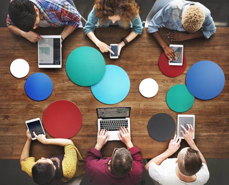 会议桌上操作不同设备的概念