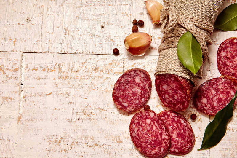 木桌上的意大利腊肠