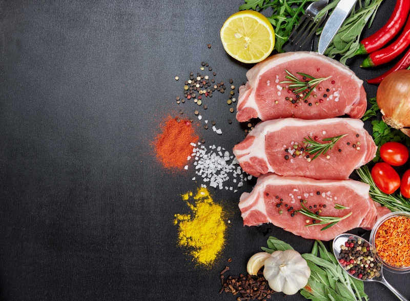 黑色背景下的肉类和蔬菜