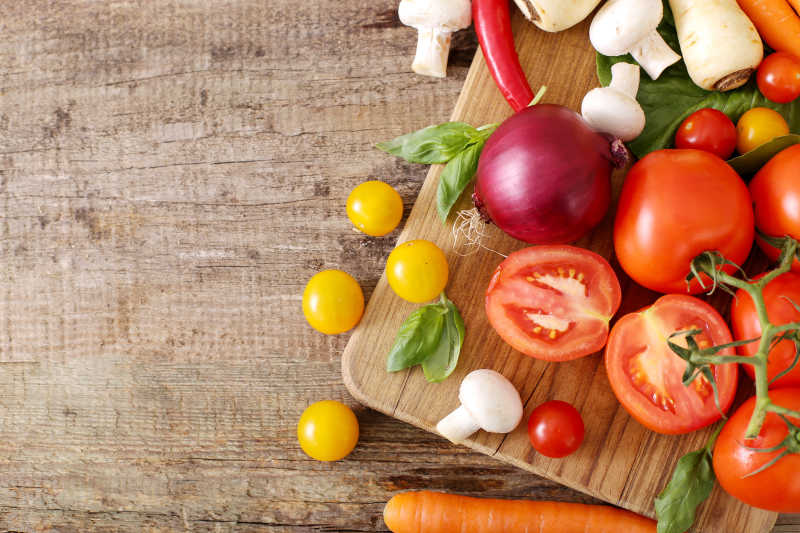 桌上新鲜的生蔬菜