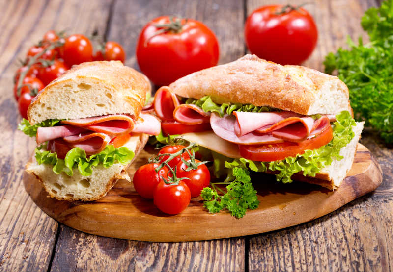 砧板上的火腿蔬菜三明治