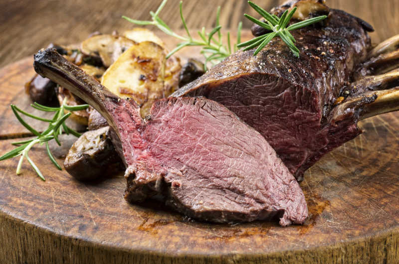 砧板上的烤鹿肉