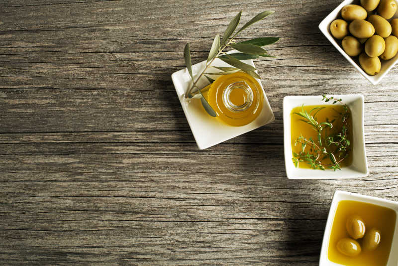 木桌上的新鲜橄榄油