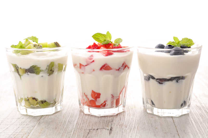 新鲜的三种口味的水果酸奶