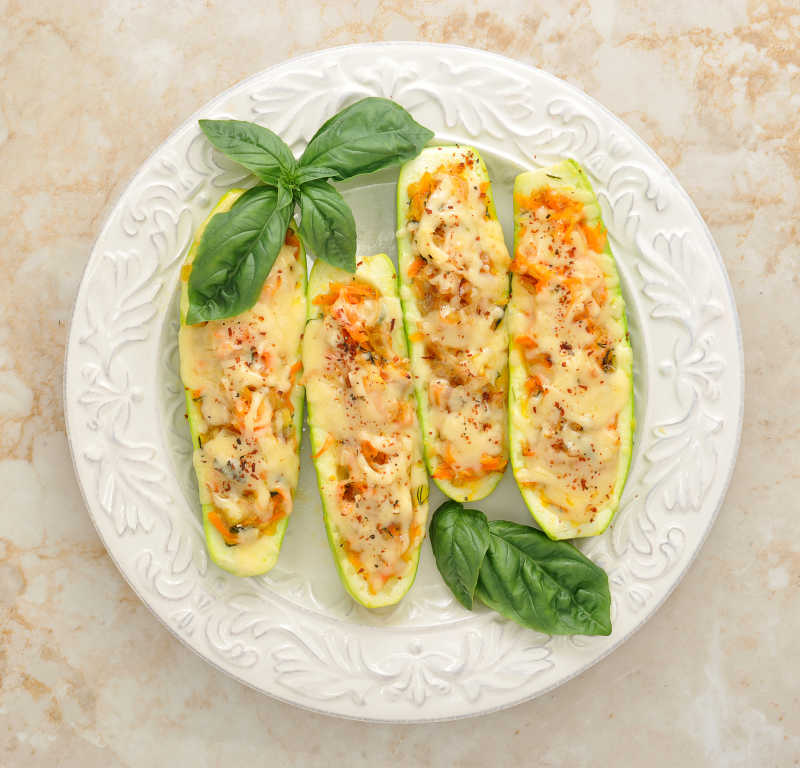 在蔬菜碗里装满奶酪的西葫芦