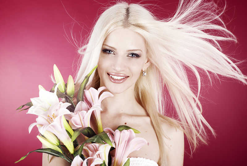 拿着花束的美丽女人