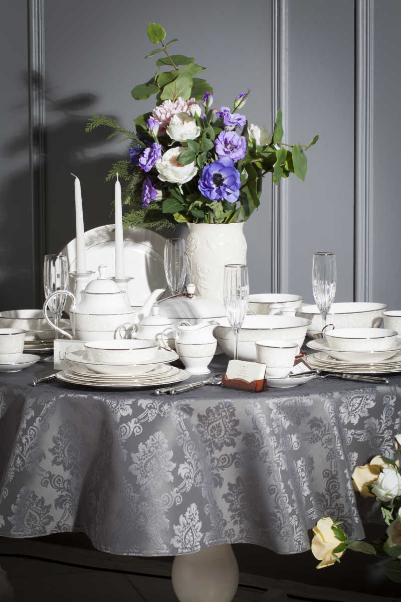 桌子上的厨房碗筷套件