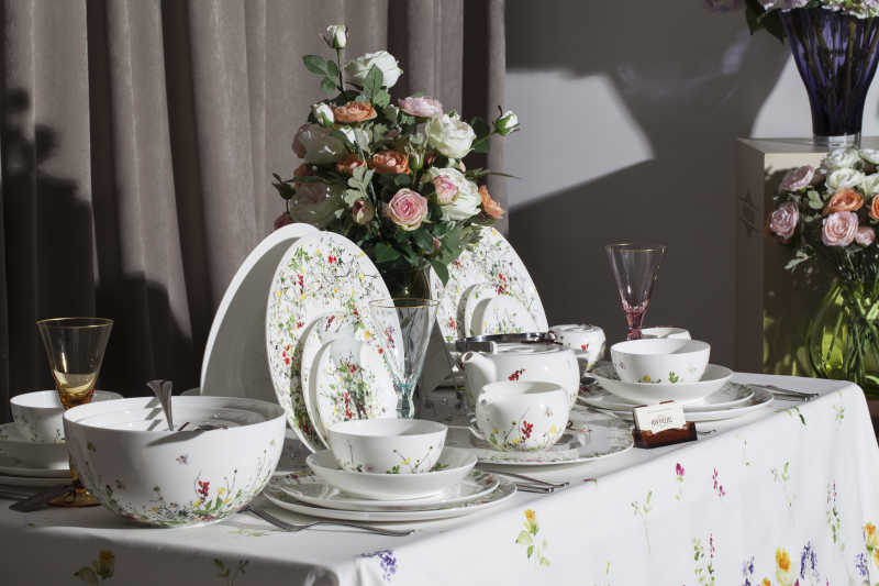 装饰桌上待出售的餐具套装