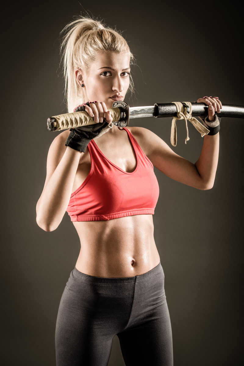 在拔武士刀的金发女郎