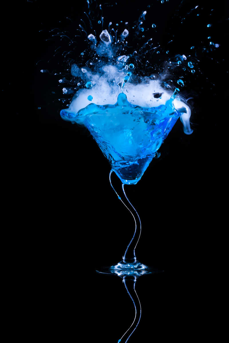 慢镜头下美丽的蓝色鸡尾酒