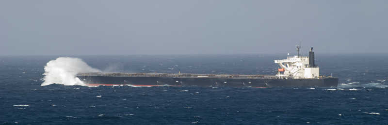 在海上航行的大型货船