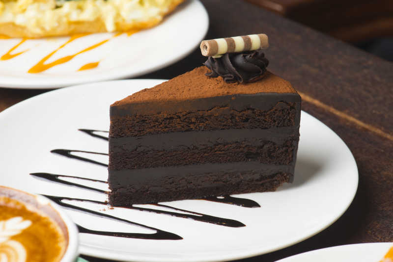 盘子里的黑巧克力蛋糕