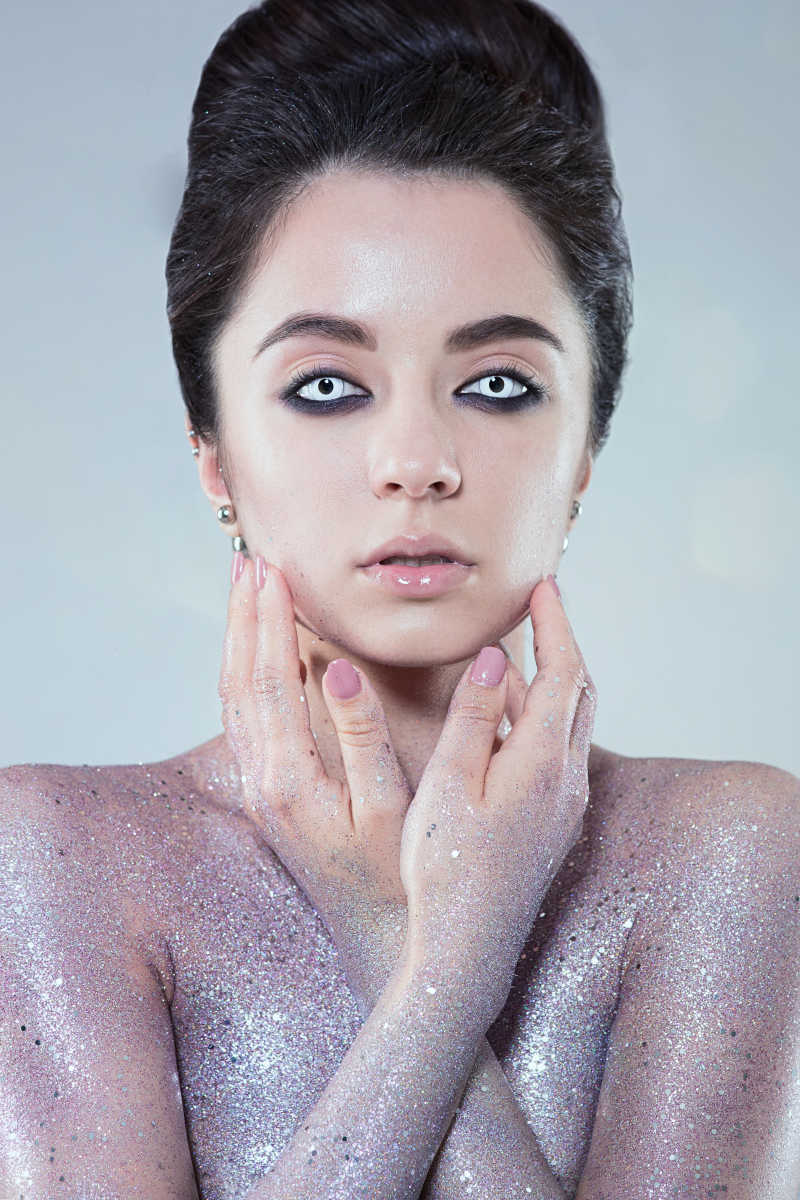 创意彩妆的化妆师