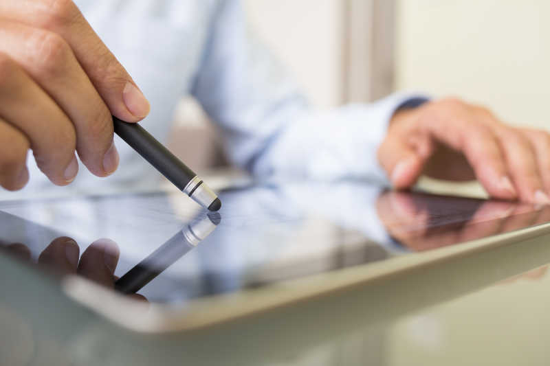 男人使用手写笔和数字平板电脑