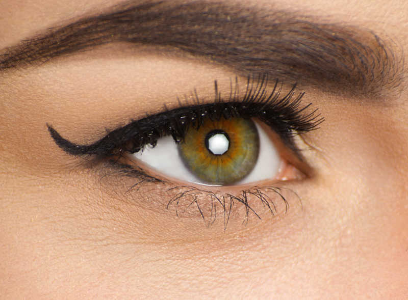 漂亮的化了眼线的眼部特写