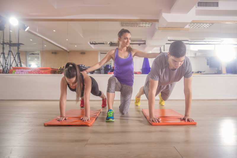 指导学员动作要领的教练