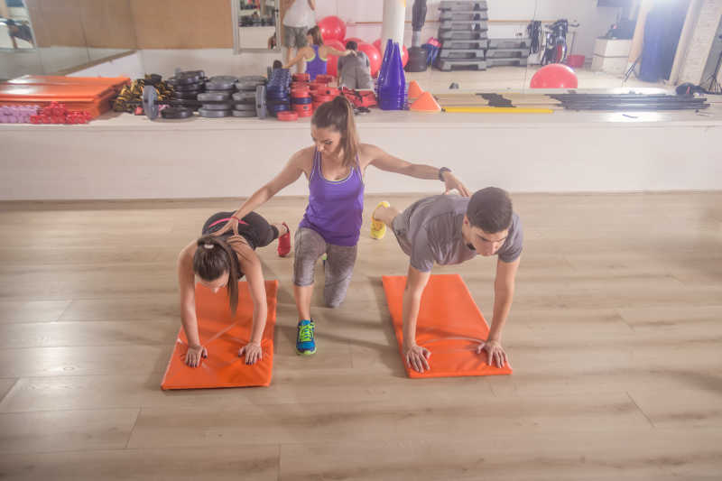 指导学员健身练习的女教练