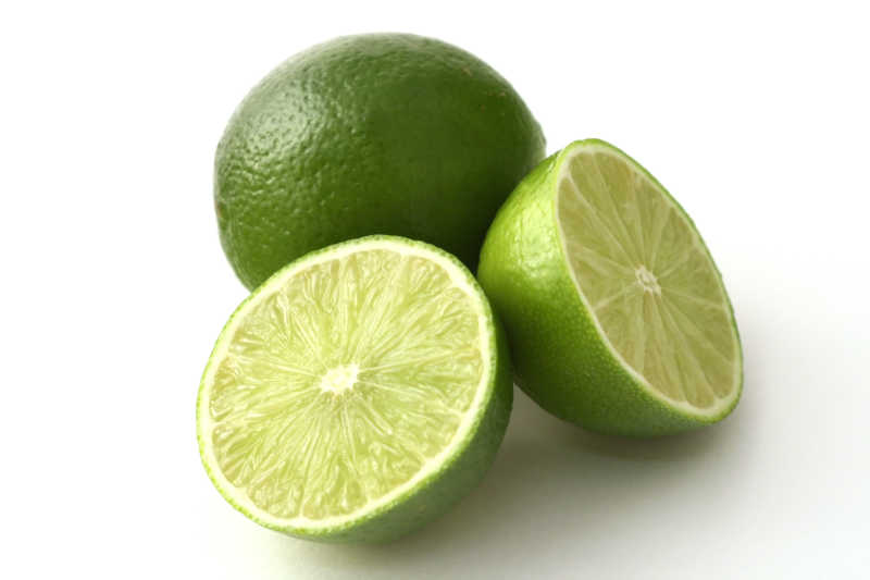 放在白色背景上的绿色柠檬