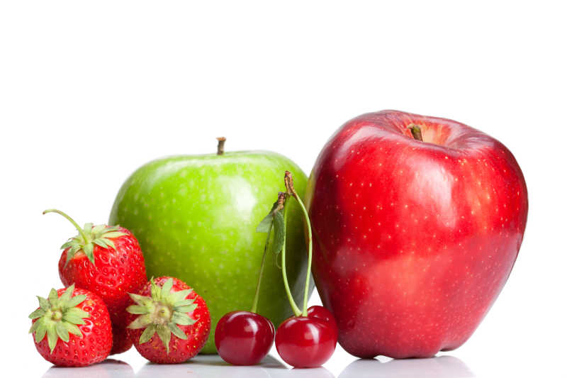 白色背景上的夏季新鲜水果