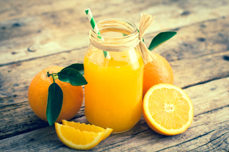 木桌上的新鲜橙汁