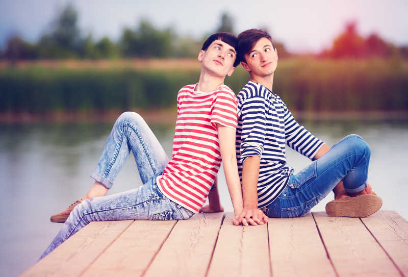 河岸上恩爱的同性情侣