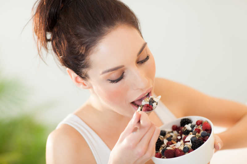 女子吃健康水果早餐