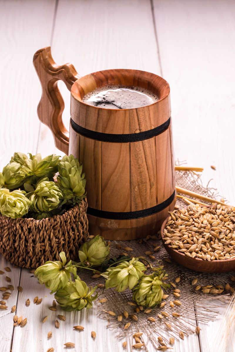 啤酒和大麦在桌子上