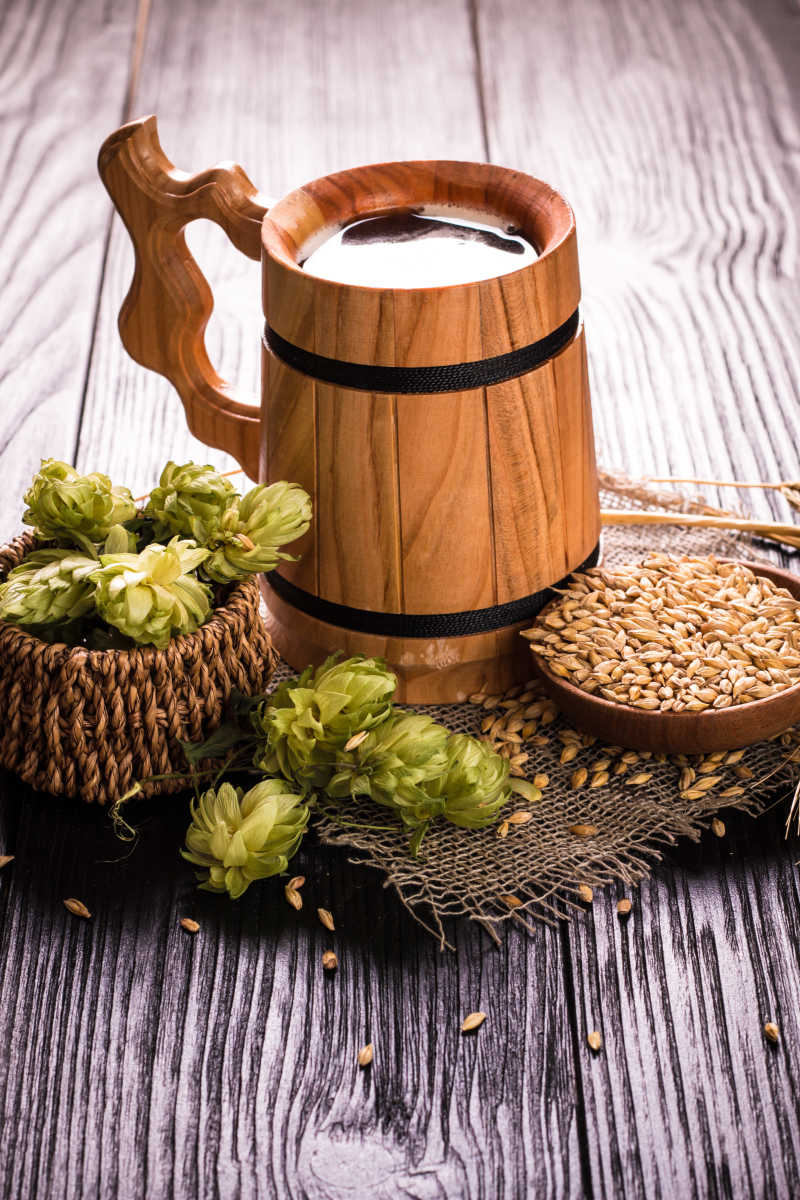 木桌上的大麦制作啤酒