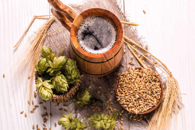 金黄的大麦和啤酒