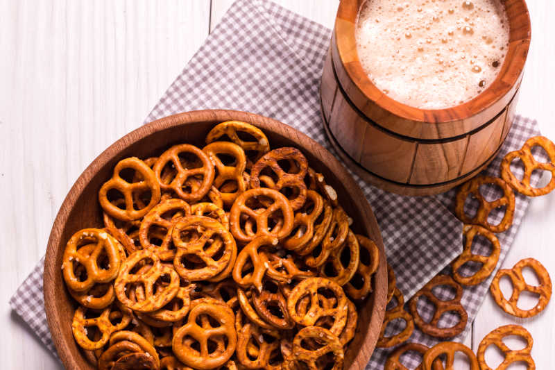 桌子上精致的饼干和啤酒